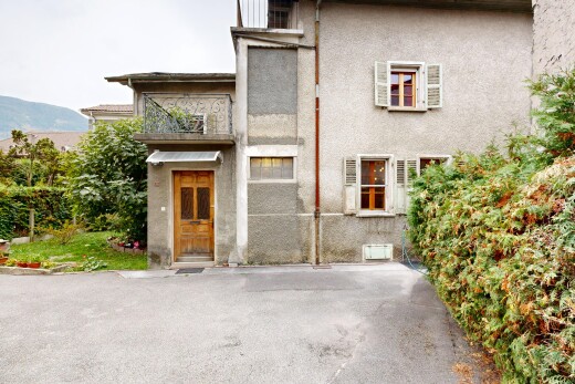 façade avec bardage en stuc, property visible, et overcast