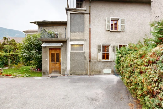 façade avec bardage en stuc, property visible, et overcast