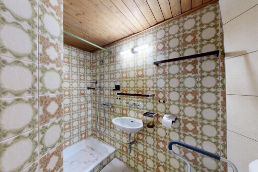 salle de bains avec douche, salle de bain complète, wood ceiling, plafond en bois, et évier