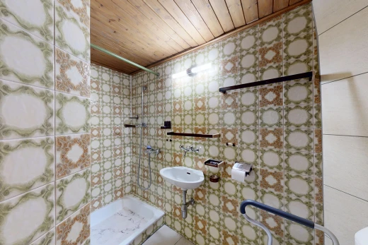salle de bains avec douche, salle de bain complète, wood ceiling, plafond en bois, et évier