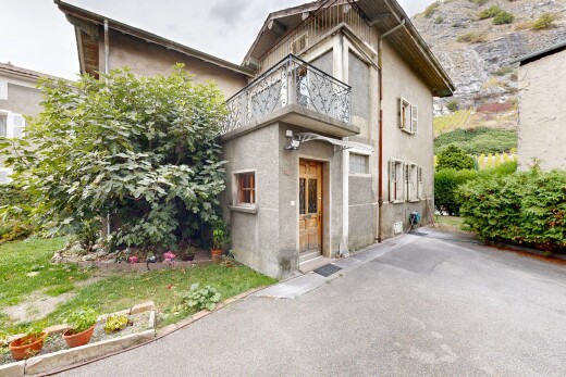 façade avec property visible, overcast, et bardage en stuc