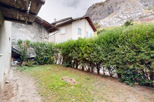jardin avec overcast, from property, vue sur la montagne, mountain view, et pelouse