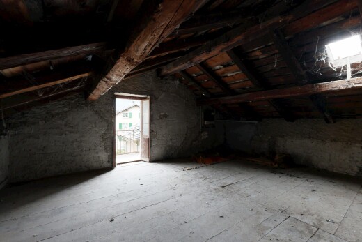 pièce vide avec vaulted ceiling, plafond voûté, inside property, cathedral ceiling, et plafond cathédrale