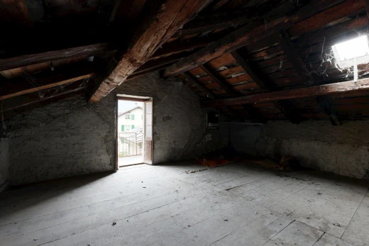 pièce vide avec vaulted ceiling, plafond voûté, inside property, cathedral ceiling, et plafond cathédrale