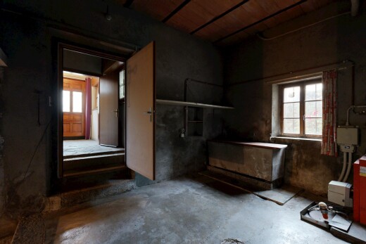 pièce vide avec concrete floor, sol en béton, unfinished concrete floor, et inside property