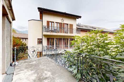 façade avec balcon, from property, bardage en stuc, et overcast