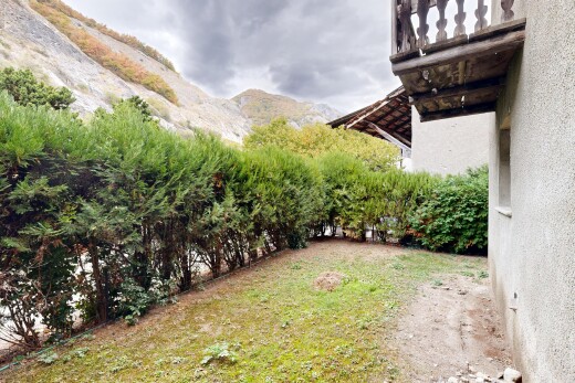 jardin avec overcast, pelouse, from property, vue sur la montagne, et mountain view
