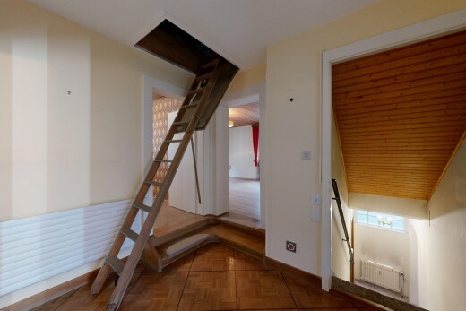 escaliers avec escaliers, drywall, cloison sèche, inside property, et radiateur