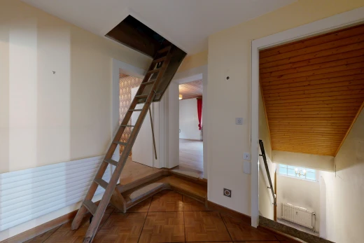 escaliers avec escaliers, drywall, cloison sèche, inside property, et radiateur
