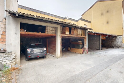 parking avec garage, property visible, et overcast