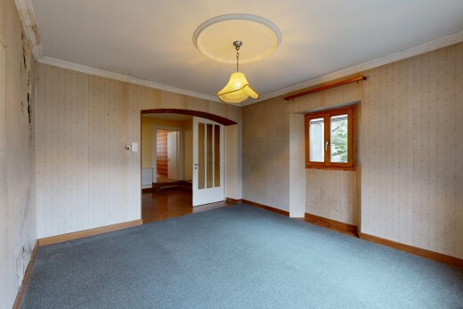 pièce vide avec wallpaper wall, mur en papier peint, baseboards wall, plinthes murales, et crown molding