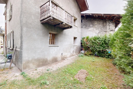 façade avec balcon, overcast, et bardage en stuc