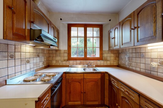cuisine avec armoires en arc, arched cabinets, armoires marron moyen, medium brown cabinets, et armoires élevées