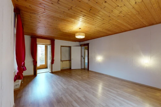 pièce vide avec wood ceiling, plafond en bois, wood finish floor, sol en finition bois, et inside property