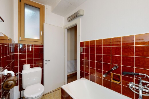 salle de bains avec bain, salle de bain complète, toilette, cloison sèche, et drywall