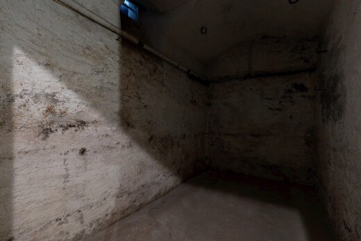 pièce vide avec concrete floor, sol en béton, concrete wall, mur en béton, et unfinished concrete floor