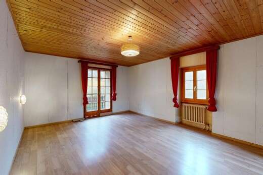 pièce vide avec manufactured wall, wood ceiling, plafond en bois, inside property, et radiateur