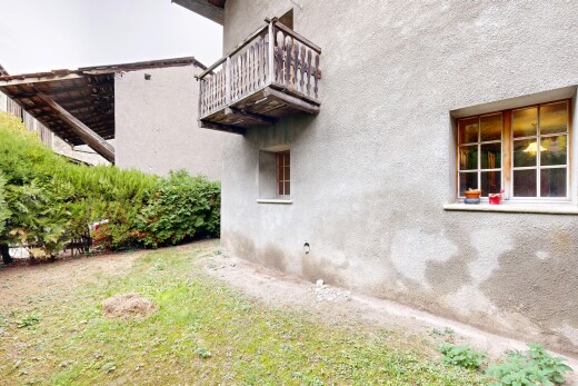 façade avec balcon et overcast