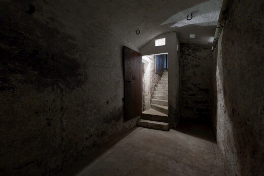 couloir avec escaliers, concrete floor, sol en béton, et sous-sol