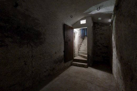 couloir avec escaliers, concrete floor, sol en béton, et sous-sol