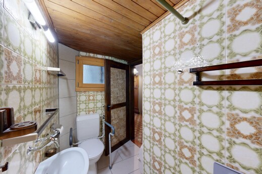 salle de bains avec wood ceiling, plafond en bois, toilette, inside property, et light floor