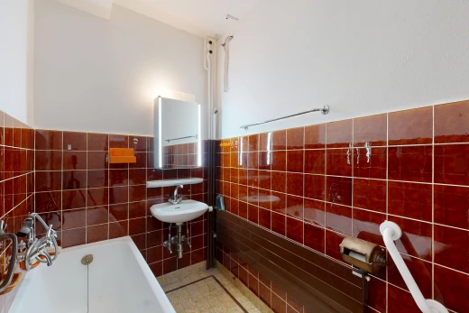 salle de bains avec bain, salle de bain complète, miroir, drywall, et cloison sèche