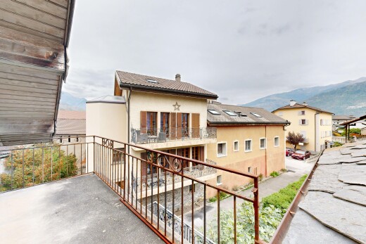façade avec balcon, view focus, from property, overcast, et toit en tuiles