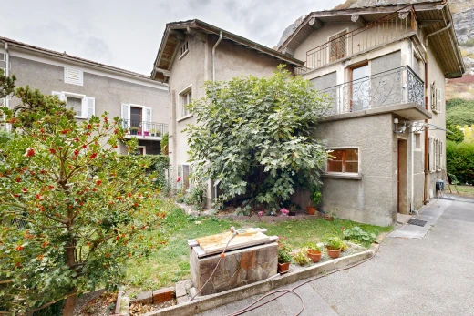 façade avec balcon, overcast, et bardage en stuc