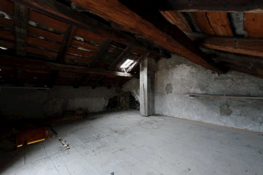 pièce vide avec vaulted ceiling, plafond voûté, et inside property