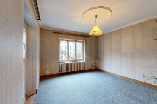 pièce vide avec radiateur, baseboards wall, plinthes murales, crown molding, et moulures