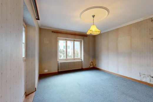 pièce vide avec radiateur, baseboards wall, plinthes murales, crown molding, et moulures