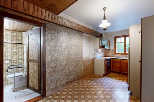cuisine avec armoires en arc, arched cabinets, armoires marron moyen, medium brown cabinets, et armoires élevées