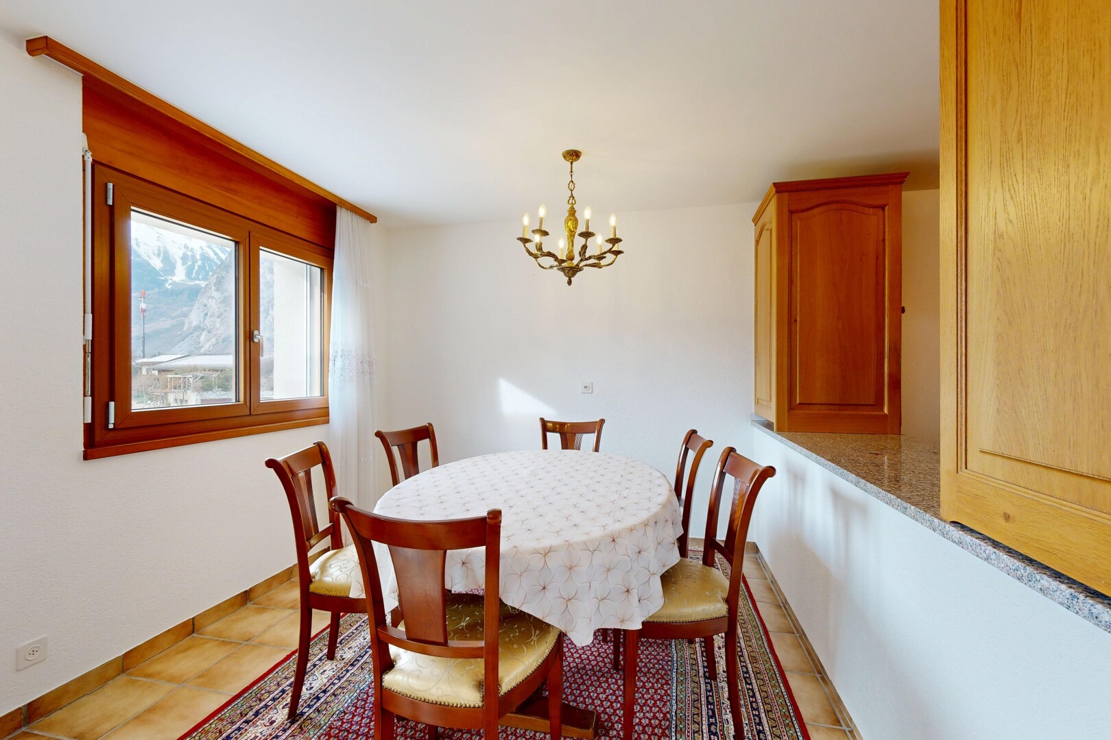 salle à manger avec lustre remarquable, inside property, lumière naturelle, natural light, et cloison sèche
