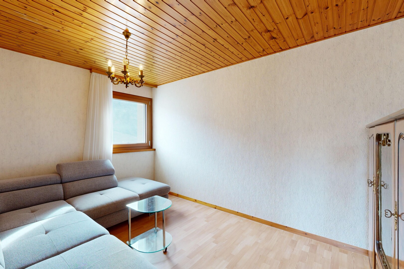 salon avec inside property, wood finish floor, sol en finition bois, natural light, et lumière naturelle