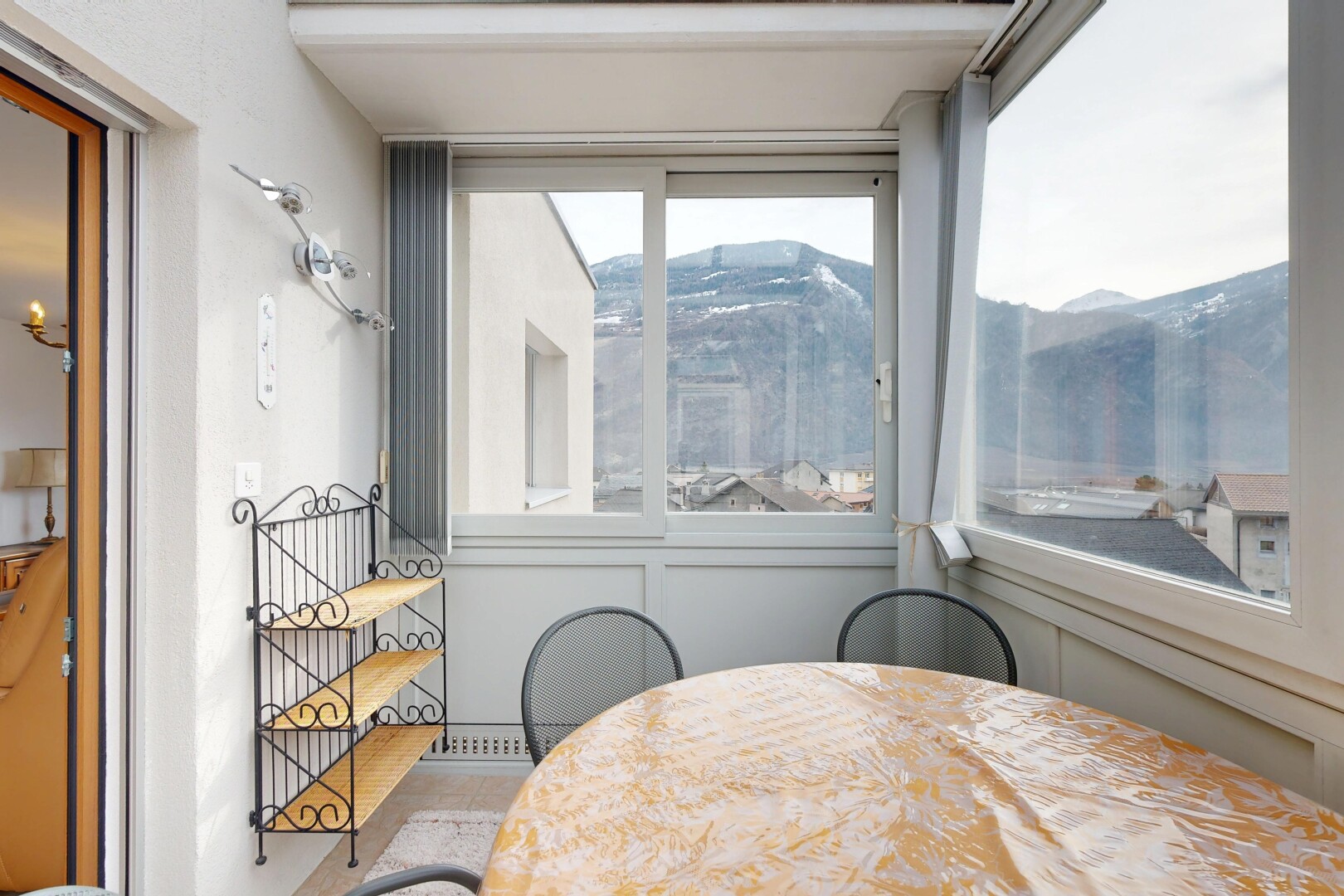 chambre avec vue sur la montagne, mountain view, overcast, lumière naturelle, et natural light