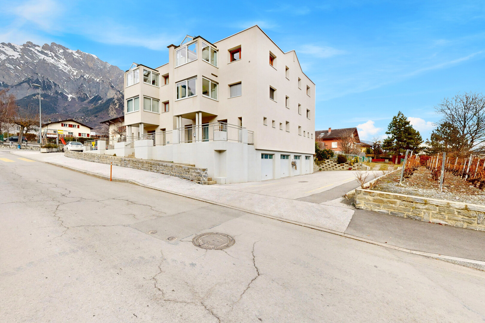 extérieur du bâtiment avec clôture, day time, vue sur la montagne, et mountain view