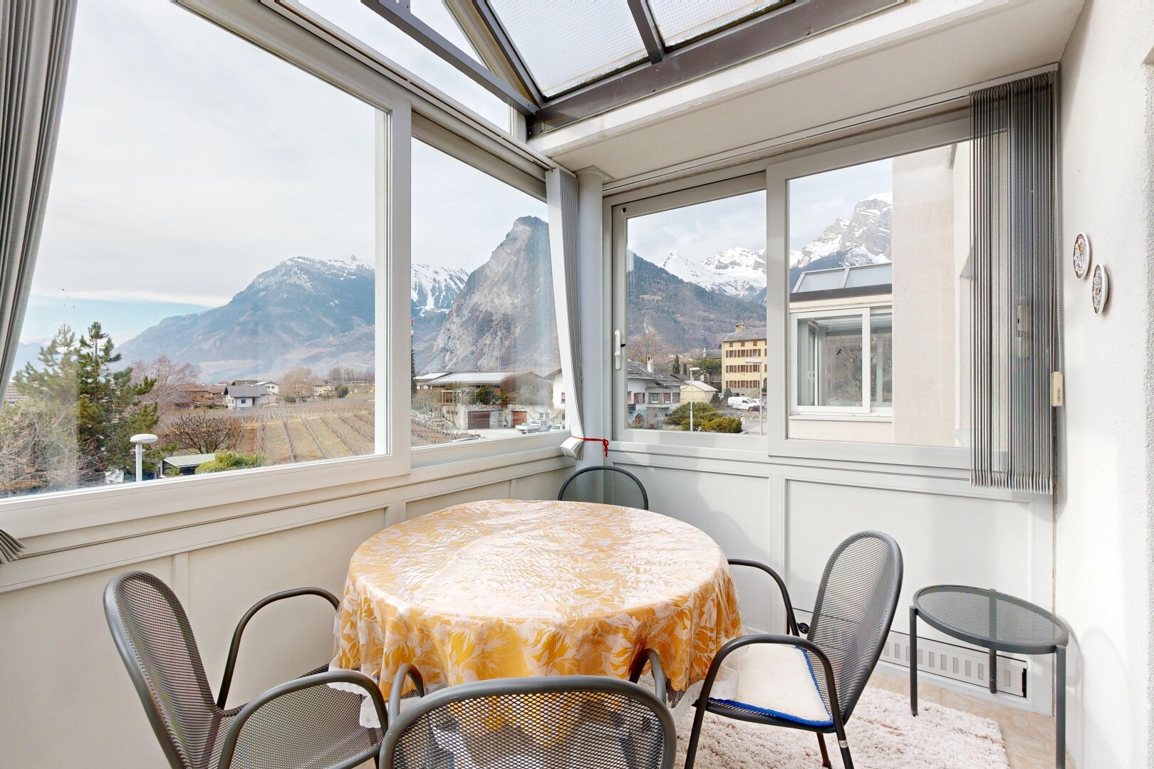 salle à manger avec vue sur la montagne, mountain view, lumière naturelle, natural light, et inside property
