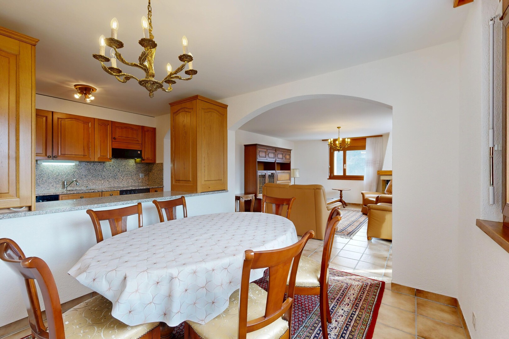 salle à manger avec lustre remarquable, backsplash, passages en arc, lumière naturelle, et natural light