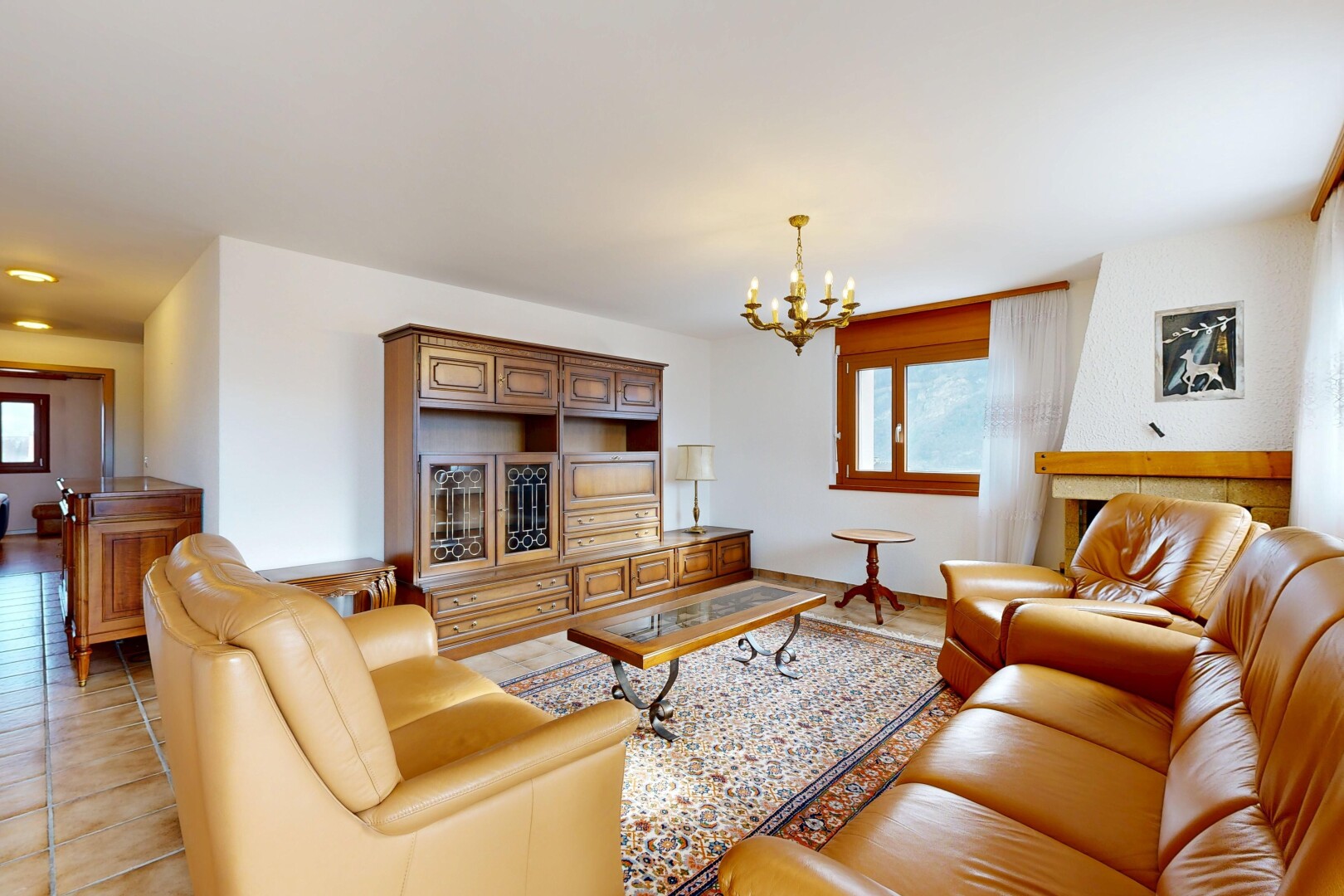 salon avec lustre remarquable, inside property, drywall, cloison sèche, et natural light