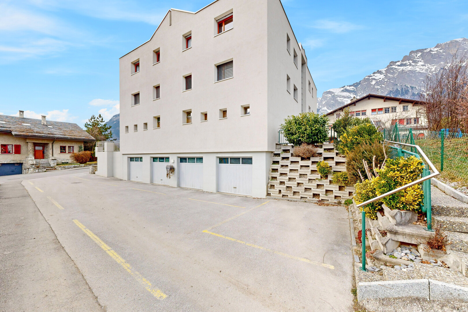 extérieur du bâtiment avec mountain view, vue sur la montagne, day time, et parking