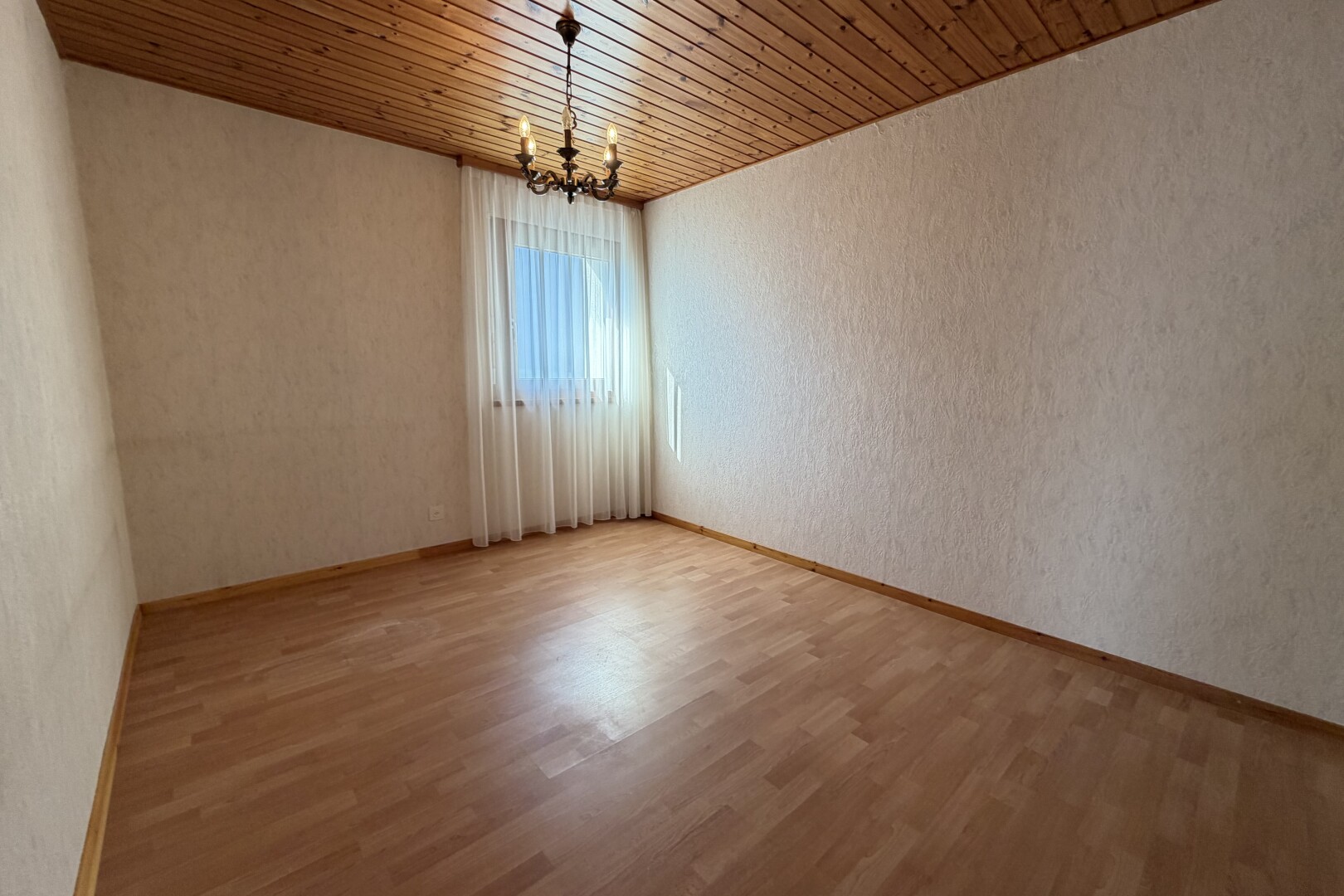 pièce vide avec sol en finition bois, wood finish floor, plafond en bois, wood ceiling, et lumière naturelle