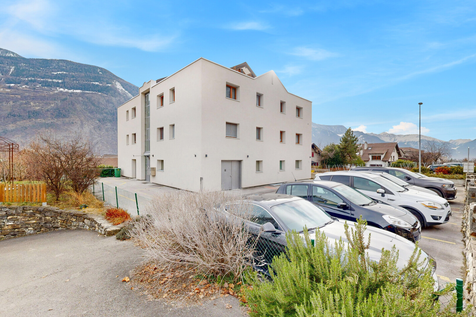 façade avec mountain view, vue sur la montagne, bardage en stuc, day time, et parking