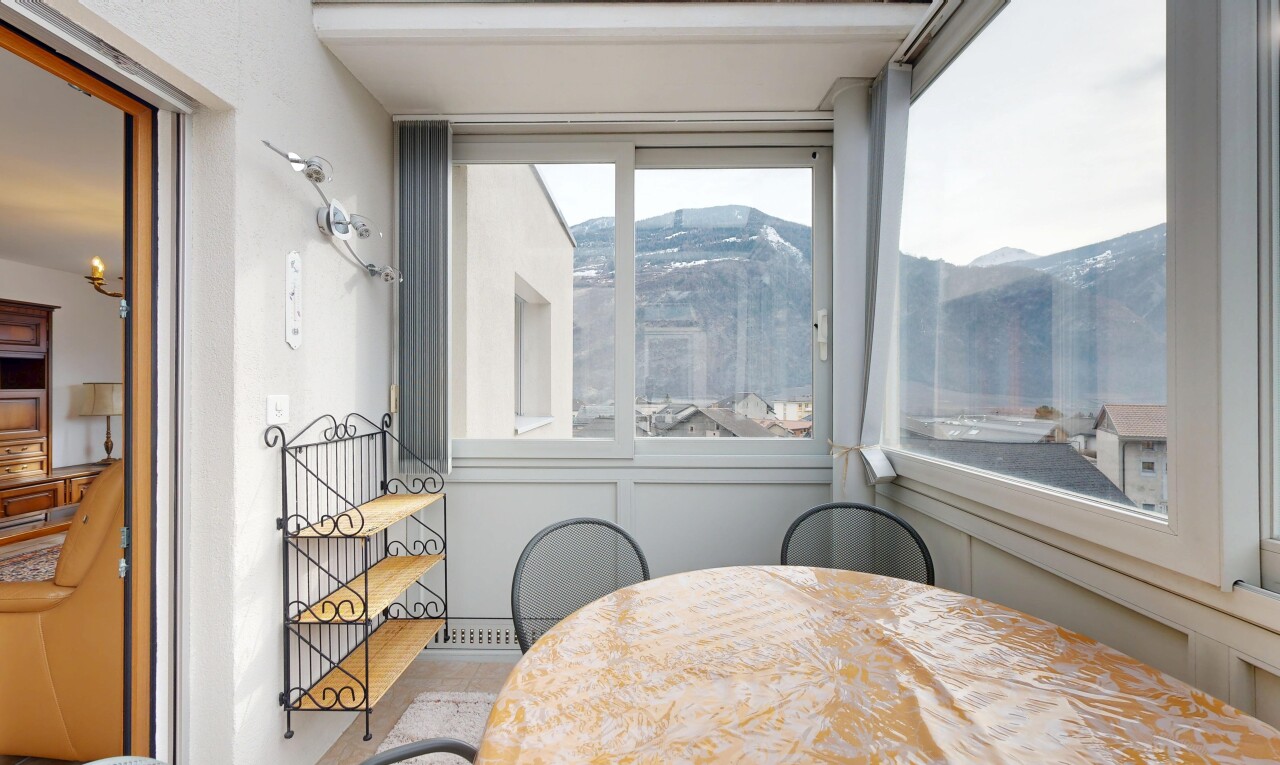 chambre avec vue sur la montagne, mountain view, overcast, lumière naturelle, et natural light