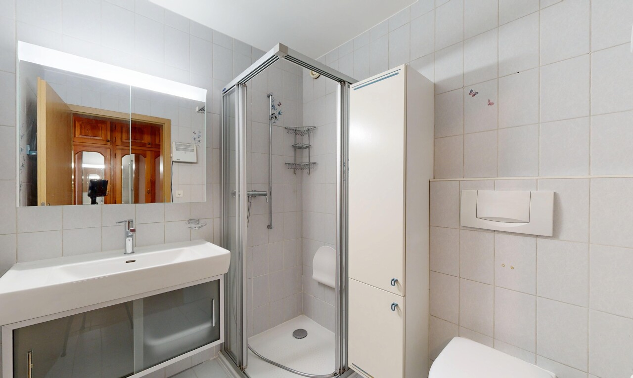 salle de bains avec mur en carrelage, tile wall, salle de bain complète, miroir, et douche