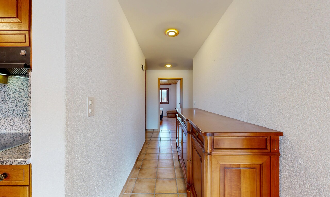 couloir avec sol en carrelage, tile floor, inside property, lumière naturelle, et natural light