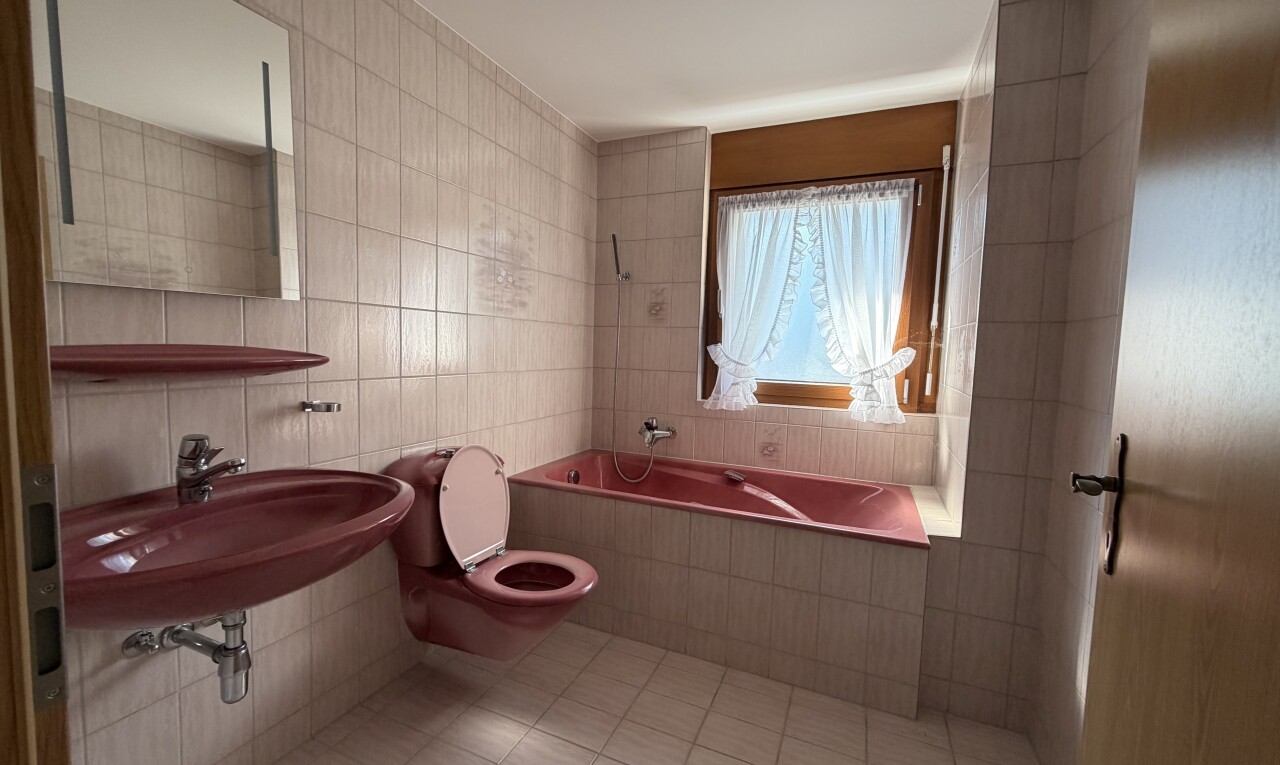 salle de bains avec tile wall, mur en carrelage, toilette, salle de bain complète, et bain