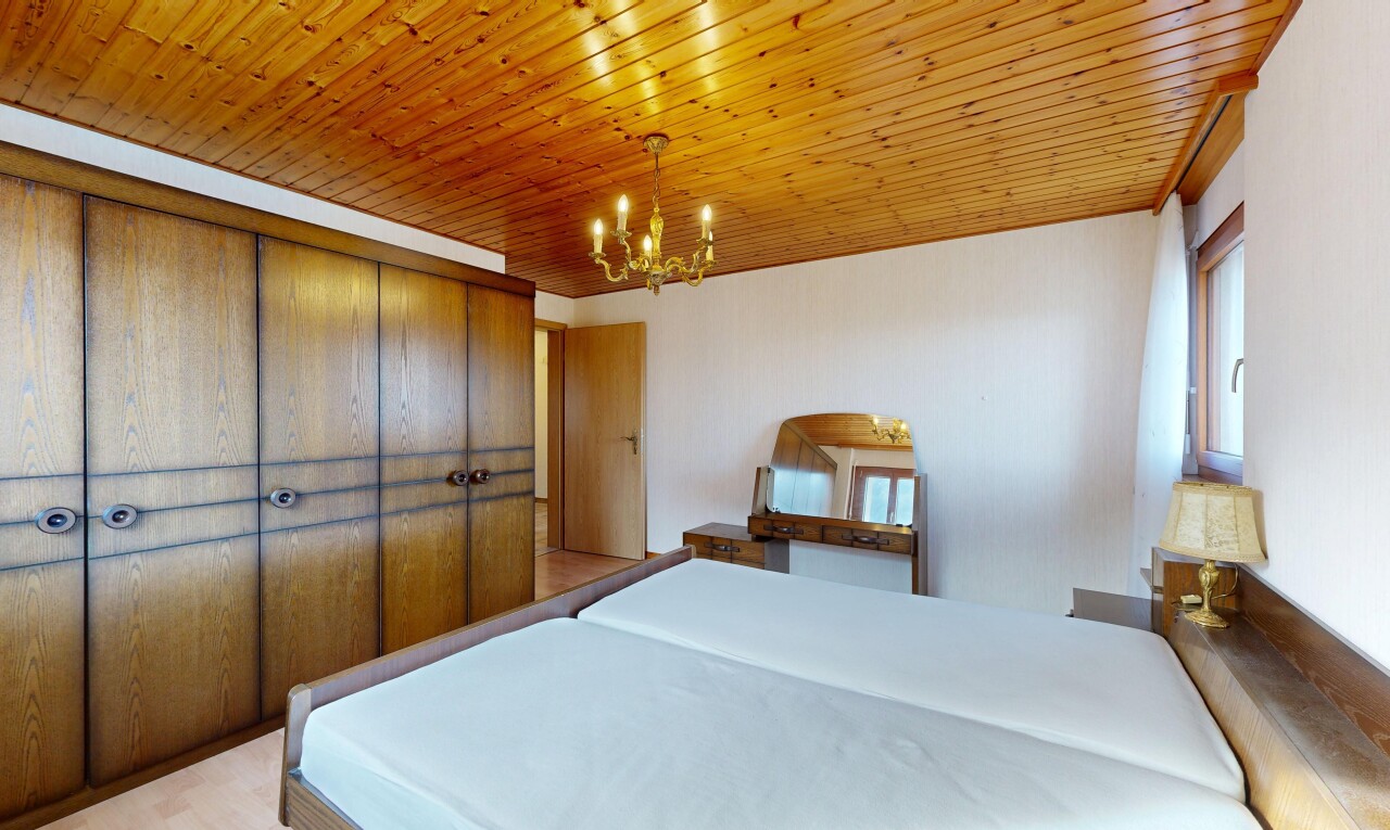 chambre avec inside property, lustre remarquable, plafond en bois, wood ceiling, et lumière naturelle