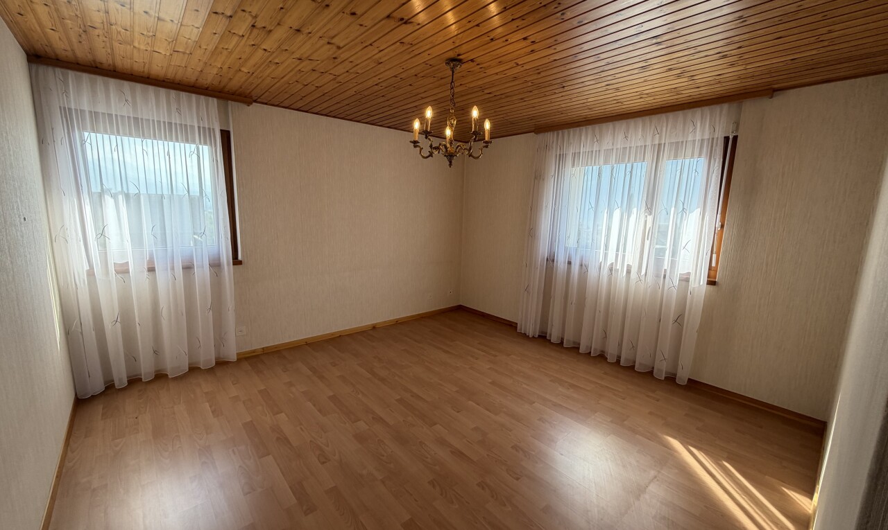 pièce vide avec wood finish floor, sol en finition bois, lumière naturelle, wood ceiling, et plafond en bois
