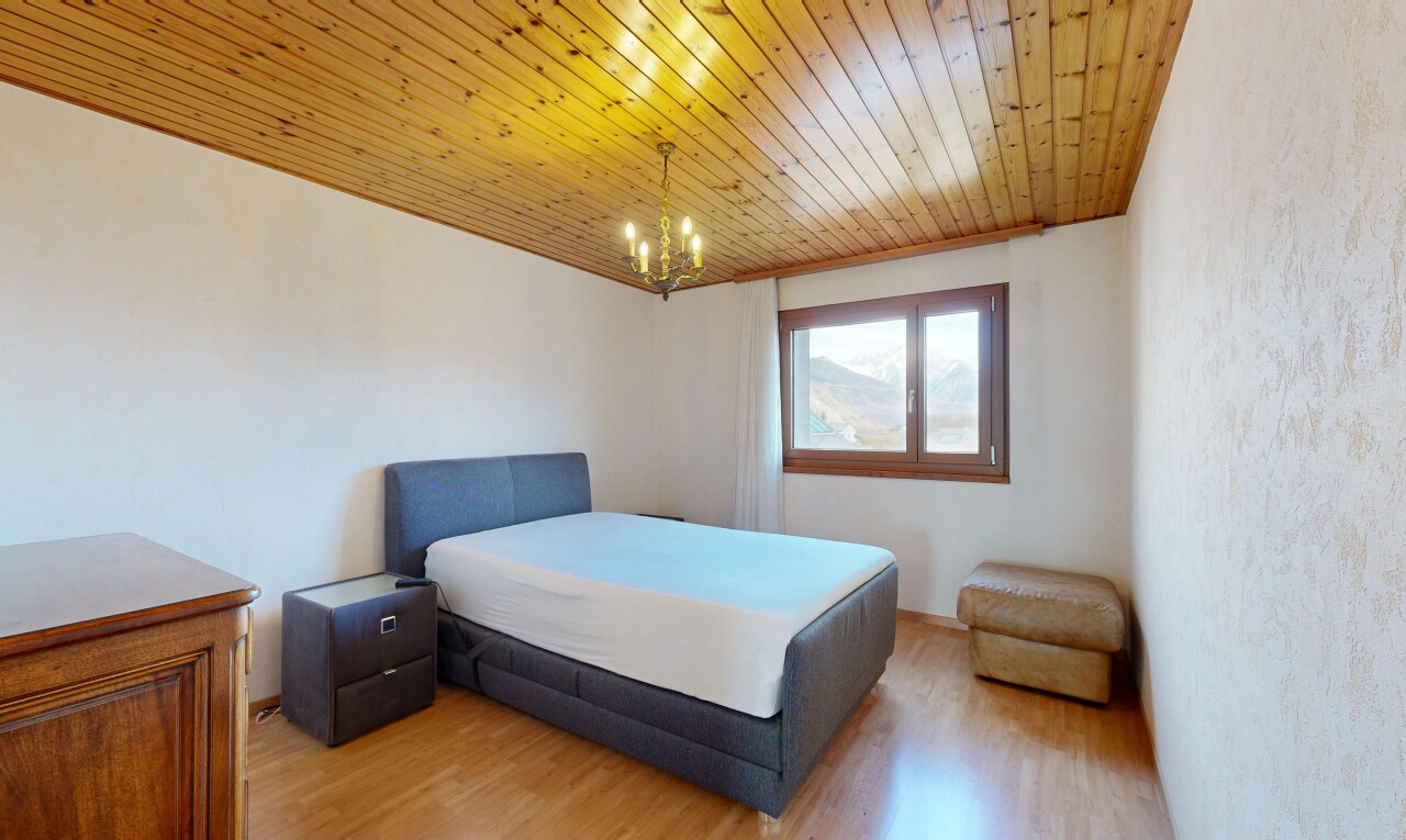 chambre avec lumière naturelle, natural light, inside property, sol en finition bois, et wood finish floor
