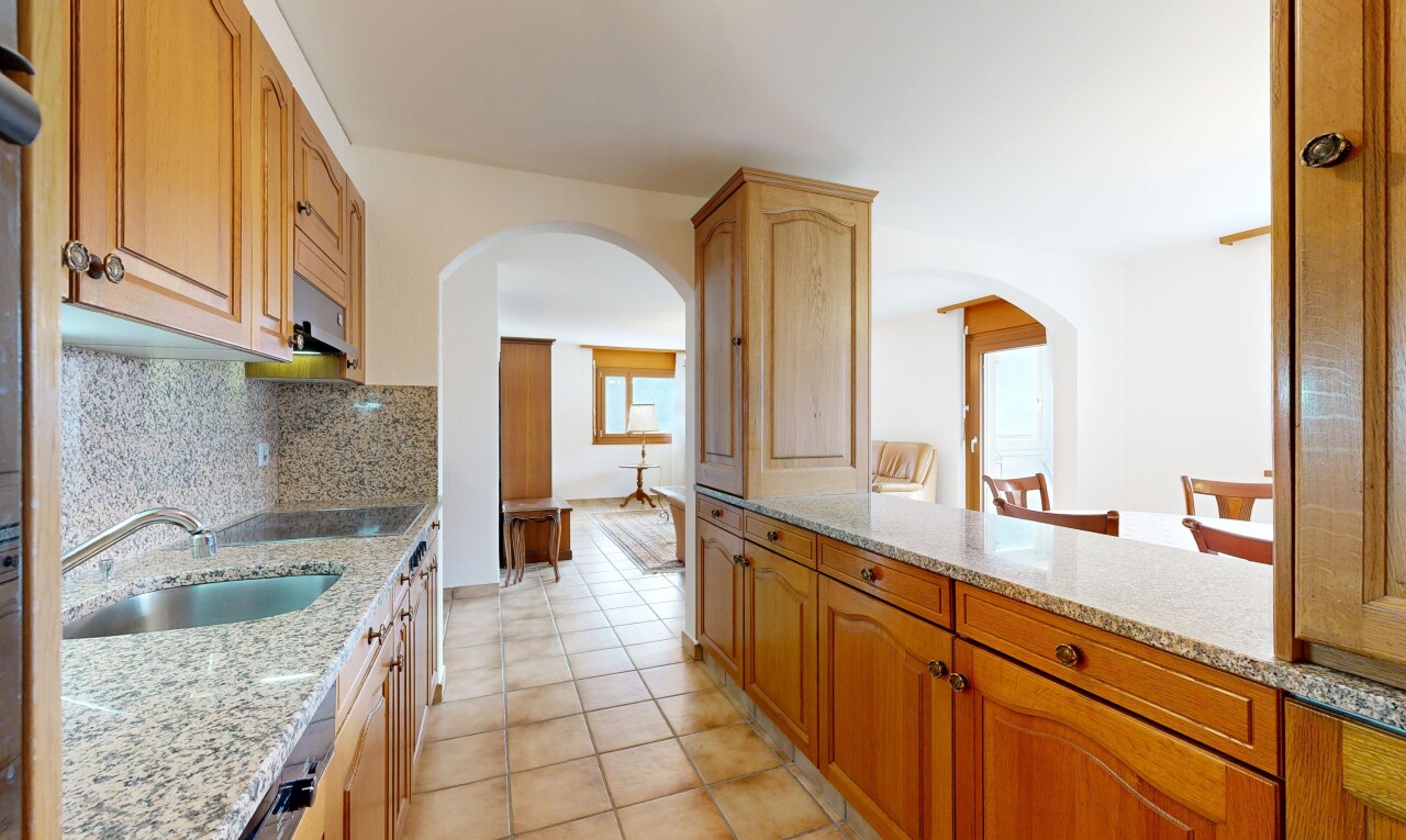 cuisine avec arched cabinets, armoires en arc, stone countertops, plans de travail en pierre, et light countertops